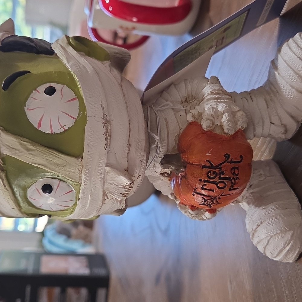 Mummy Figurine with Pumpkin - Picture 4 of 4
